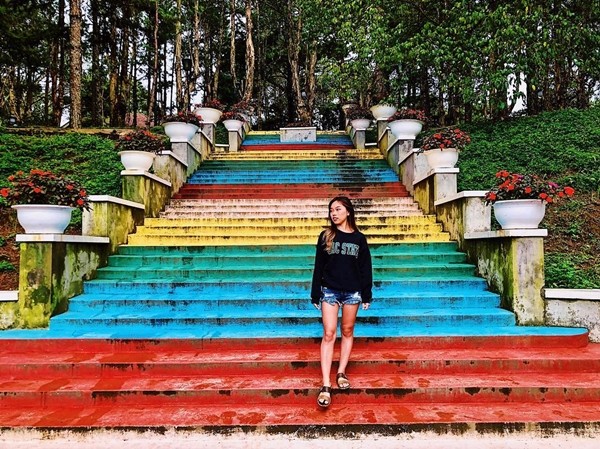 Không cần đến Malaysia, ở Việt Nam cũng có những bậc thang cầu vồng cho bạn tha hồ