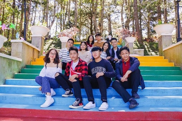Không cần đến Malaysia, ở Việt Nam cũng có những bậc thang cầu vồng cho bạn tha hồ