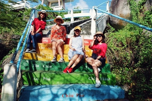 Không cần đến Malaysia, ở Việt Nam cũng có những bậc thang cầu vồng cho bạn tha hồ