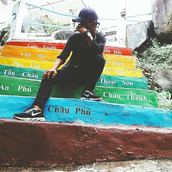 Không cần đến Malaysia, ở Việt Nam cũng có những bậc thang cầu vồng cho bạn tha hồ