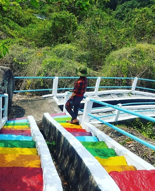 Không cần đến Malaysia, ở Việt Nam cũng có những bậc thang cầu vồng cho bạn tha hồ