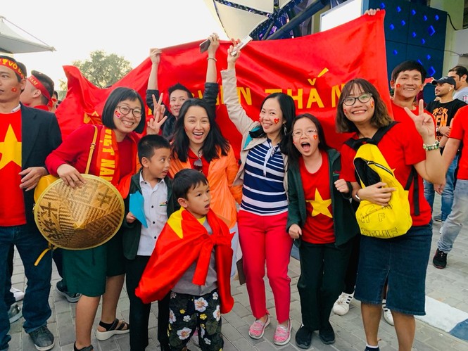 Hành trình cổ vũ của CĐV Việt Nam tại UAE: Từ sung sướng, tự hào đến vỡ òa hạnh phúc - ảnh 1