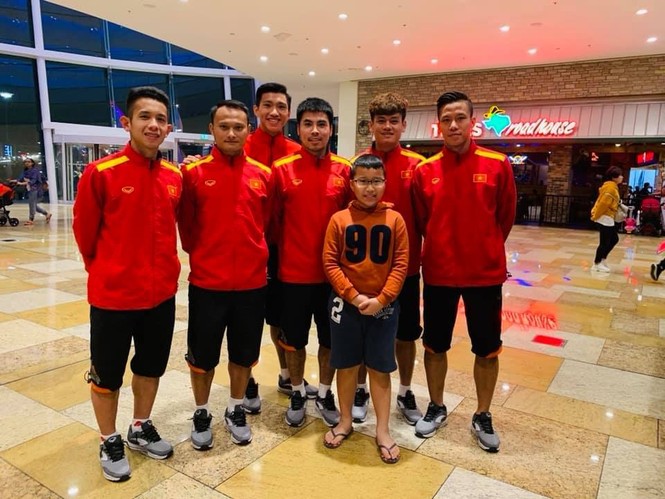 Hành trình cổ vũ của CĐV Việt Nam tại UAE: Từ sung sướng, tự hào đến vỡ òa hạnh phúc - ảnh 14