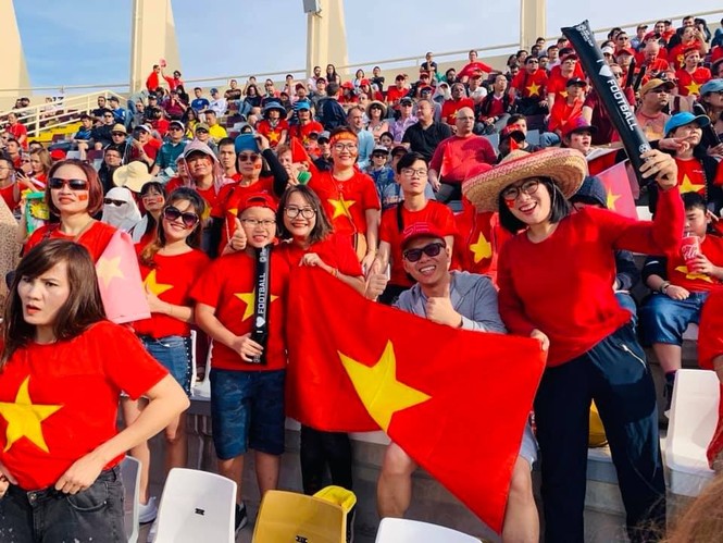 Hành trình cổ vũ của CĐV Việt Nam tại UAE: Từ sung sướng, tự hào đến vỡ òa hạnh phúc - ảnh 7