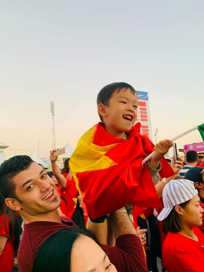 Hành trình cổ vũ của CĐV Việt Nam tại UAE: Từ sung sướng, tự hào đến vỡ òa hạnh phúc - ảnh 13