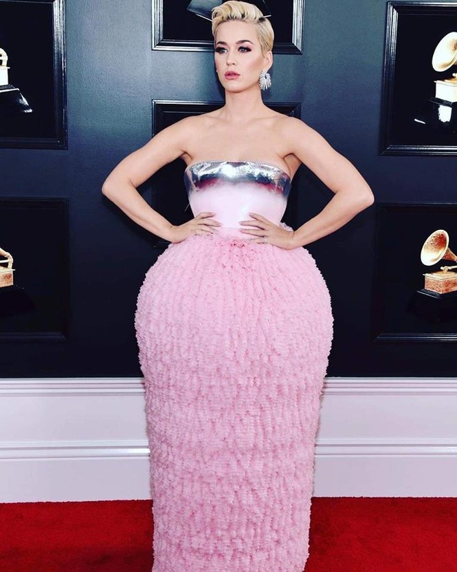 Trắng tay ở Grammy nhưng Katy Perry lại “bội thu” ảnh chế với chiếc váy thảm họa đây này! - ảnh 1