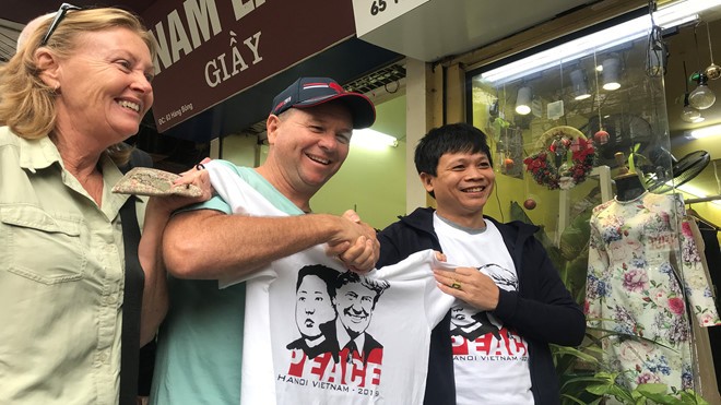 Áo phông in hình Chủ tịch Kim Jong-un và Tổng thống Trump