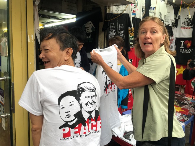 Áo phông in hình Chủ tịch Kim Jong-un và Tổng thống Trump