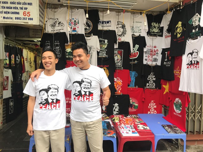 Áo phông in hình Chủ tịch Kim Jong-un và Tổng thống Trump
