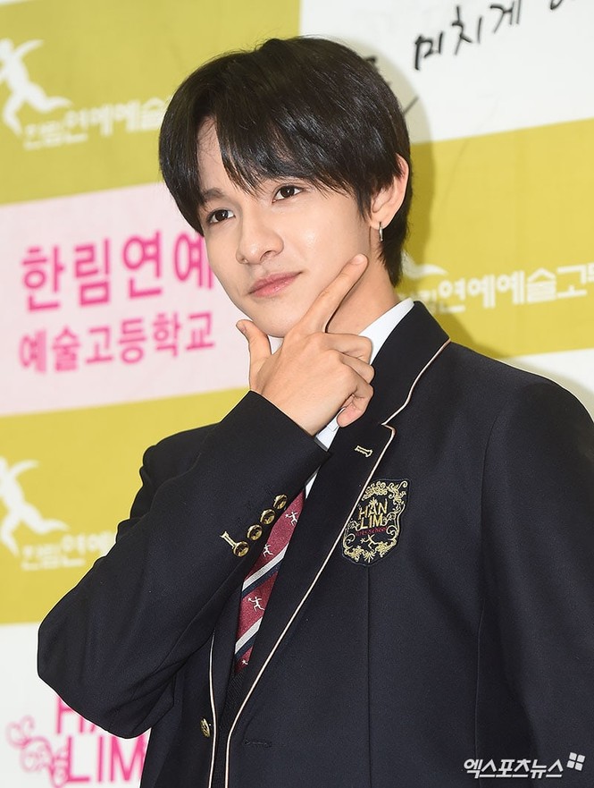 Yuna (ITZY), Samuel, Yoo Seon Ho... rạng rỡ trong ngày khai giảng của trường trung học Hanlim - ảnh 4