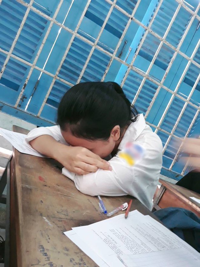 Nam sinh xót xa nhìn cô bạn gục đầu xuống bàn, thế nhưng sự thật khiến ai cũng