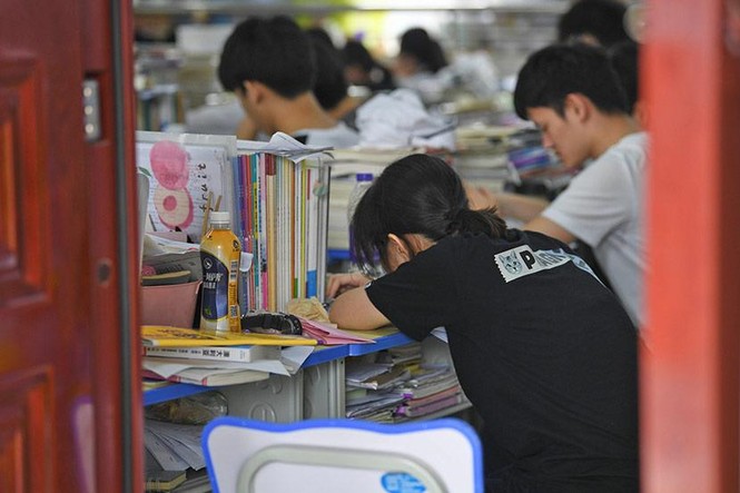 Áp lực thi cử, điểm số biến nhiều học sinh Trung Quốc thành con nghiện - ảnh 2