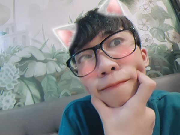 Cô giáo nhận xét sổ liên lạc