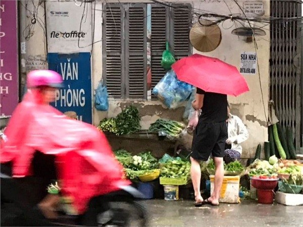 Cuối cùng Hà Nội đã mưa, mừng vui chưa hết, dân tình lại lo ngập lụt - ảnh 7