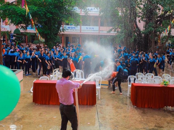Ai bảo thầy chúng mình khó? Xem thầy