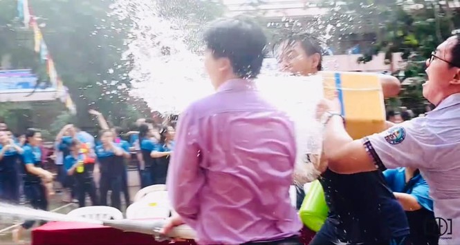 Ai bảo thầy chúng mình khó? Xem thầy