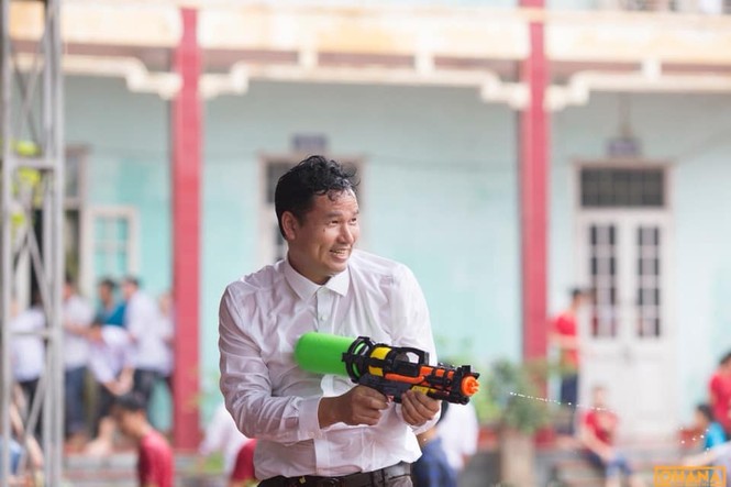 Ai bảo thầy chúng mình khó? Xem thầy