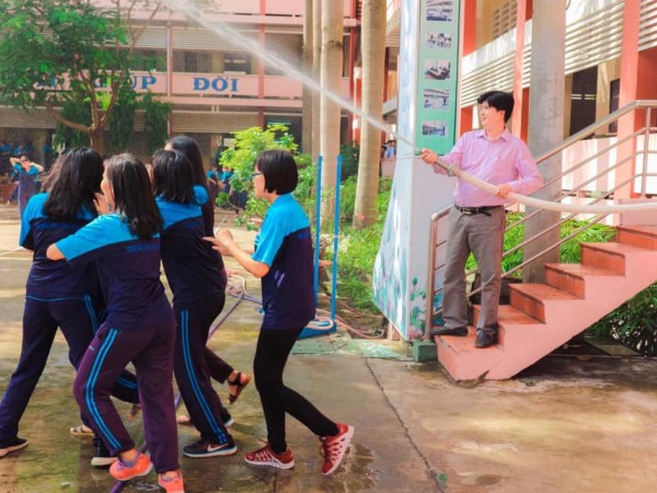 Ai bảo thầy chúng mình khó? Xem thầy