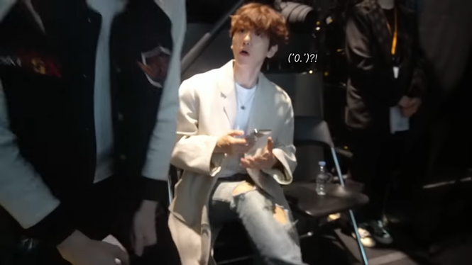 Đến Baekhyun (EXO) cũng ngượng ngùng, xấu hổ khi được ngồi cạnh thần tượng - ảnh 1