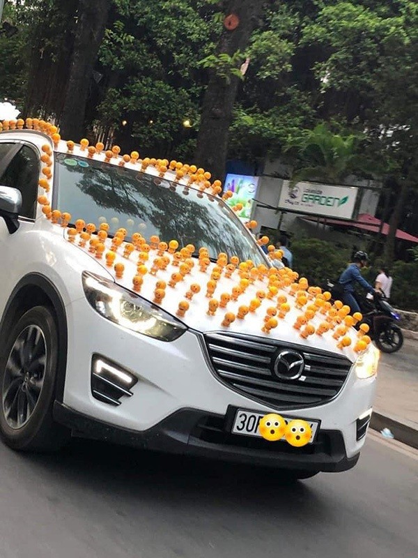 Đam mê nhún nhảy, chủ nhân chiếc ô tô dán hàng loạt