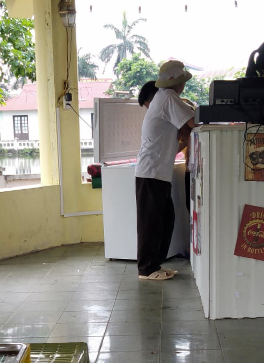 Xúc động trước dáng vẻ lam lũ của ông bố lần đầu đi mua trà sữa cho con - ảnh 2