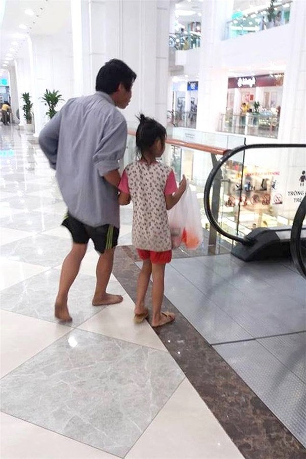 Xúc động trước dáng vẻ lam lũ của ông bố lần đầu đi mua trà sữa cho con - ảnh 5