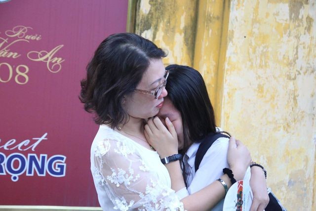 Vì sao học sinh thi vào lớp 10 Hà Nội khóc ròng khi tan thi môn Toán? - ảnh 2