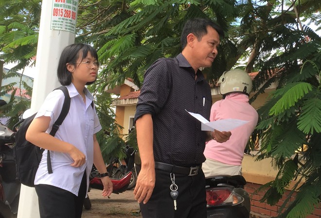 Hơn 6.000 học sinh phải thi lại: Phụ huynh nói sẽ kiện nếu thi lại điểm thấp! - ảnh 1