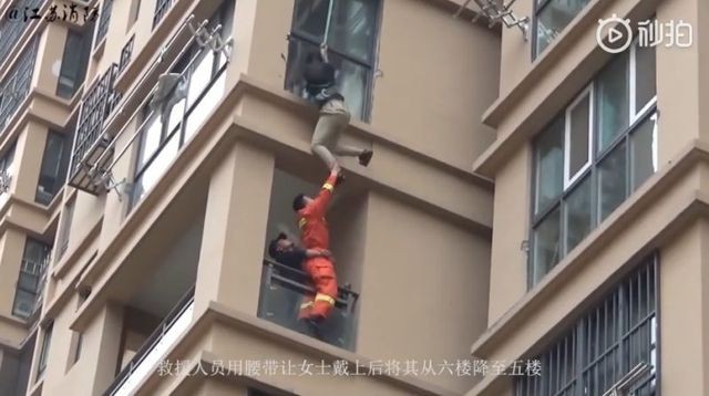 Trung Quốc: Cô gái liều lĩnh trèo từ tầng 6 chung cư ra ngoài để thoát khỏi bạn trai - ảnh 3