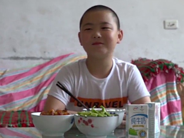 Cậu bé Trung Quốc quyết tăng 15kg để hiến tủy cứu cha - ảnh 1