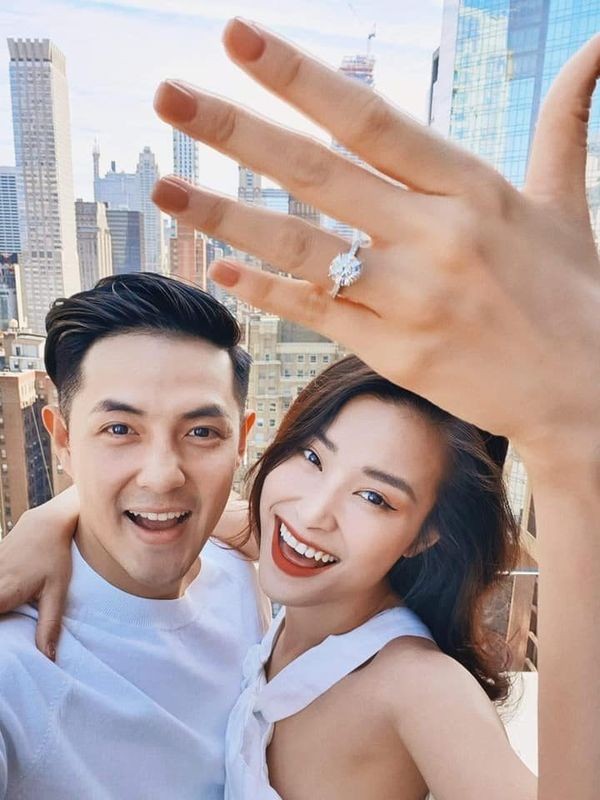 Đông Nhi khoe nhẫn kim cương, cộng đồng mạng