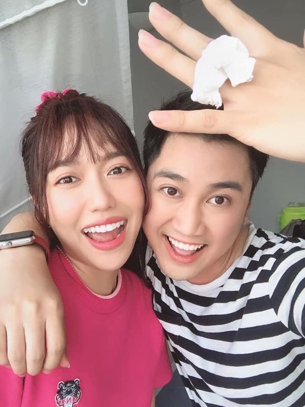 Đông Nhi khoe nhẫn kim cương, cộng đồng mạng