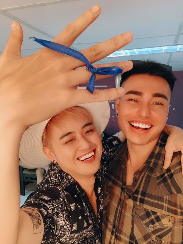 Đông Nhi khoe nhẫn kim cương, cộng đồng mạng