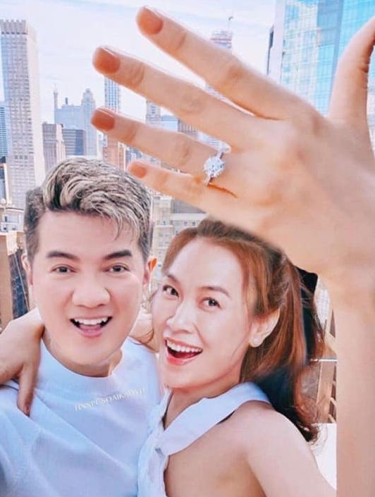 Đông Nhi khoe nhẫn kim cương, cộng đồng mạng