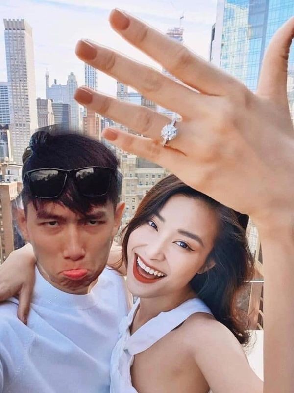 Đông Nhi khoe nhẫn kim cương, cộng đồng mạng