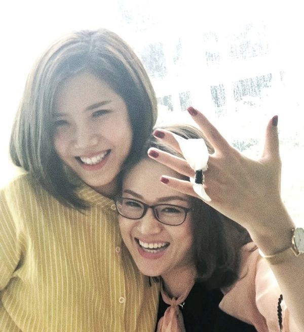 Đông Nhi khoe nhẫn kim cương, cộng đồng mạng
