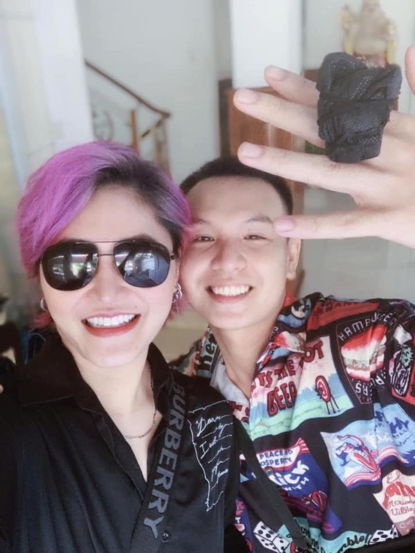 Đông Nhi khoe nhẫn kim cương, cộng đồng mạng