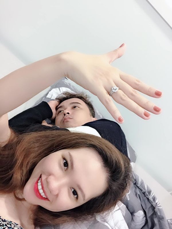 Đông Nhi khoe nhẫn kim cương, cộng đồng mạng