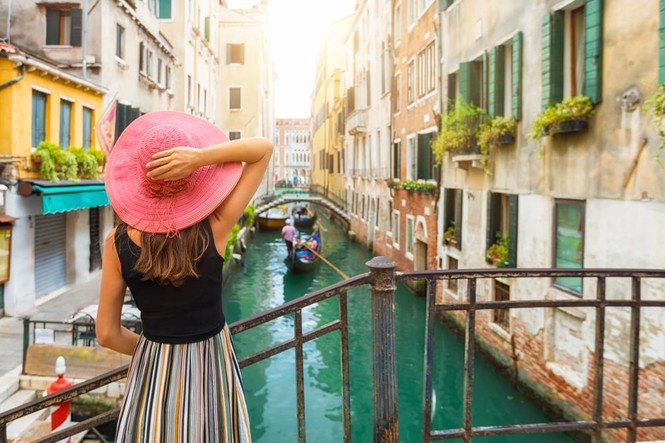 Cấm để ngực trần, đi bộ và những quy định cho du khách ở Venice - ảnh 1