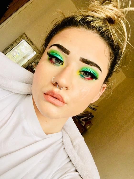 Cô gái Anh cụt tứ chi trở thành beauty blogger nổi tiếng trên mạng - ảnh 1