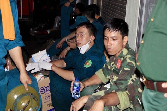 Xuyên đêm dập tắt đám cháy tại nhà máy bóng đèn phích nước Rạng Đông - ảnh 6