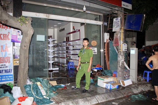 Xuyên đêm dập tắt đám cháy tại nhà máy bóng đèn phích nước Rạng Đông - ảnh 11
