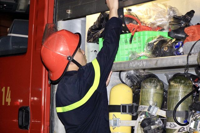 Xuyên đêm dập tắt đám cháy tại nhà máy bóng đèn phích nước Rạng Đông - ảnh 12