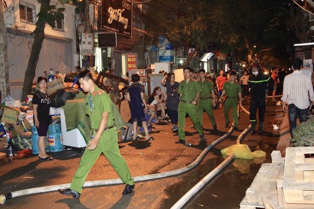 Xuyên đêm dập tắt đám cháy tại nhà máy bóng đèn phích nước Rạng Đông - ảnh 14