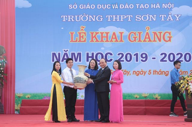 Thủ tướng Nguyễn Xuân Phúc: Dạy chữ đã quan trọng, dạy đức càng quan trọng hơn - ảnh 6