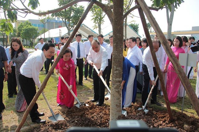 Thủ tướng Nguyễn Xuân Phúc: Dạy chữ đã quan trọng, dạy đức càng quan trọng hơn - ảnh 7