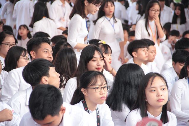Thủ tướng Nguyễn Xuân Phúc: Dạy chữ đã quan trọng, dạy đức càng quan trọng hơn - ảnh 9