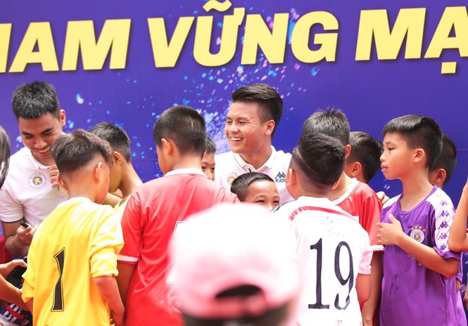 Học sinh Hà Nội sẽ được giao lưu cùng Văn Hậu trước khi anh sang Hà Lan thi đấu - ảnh 1