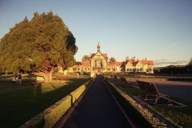 Vẻ đẹp của thành phố quanh năm ngập mùi trứng thối ở New Zealand - ảnh 1