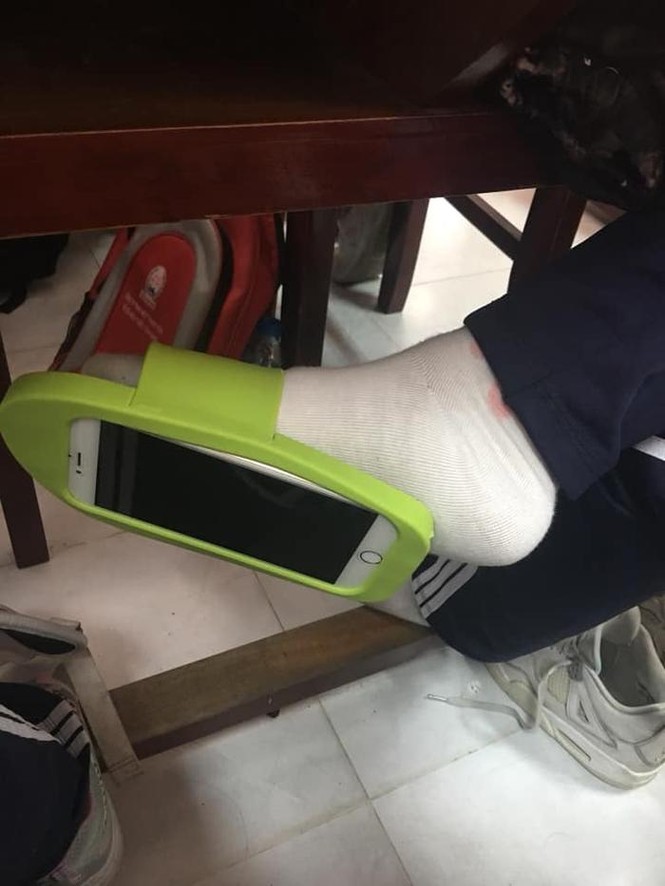 Bị cấm mang điện thoại, nam sinh nghĩ ra chiêu thức
